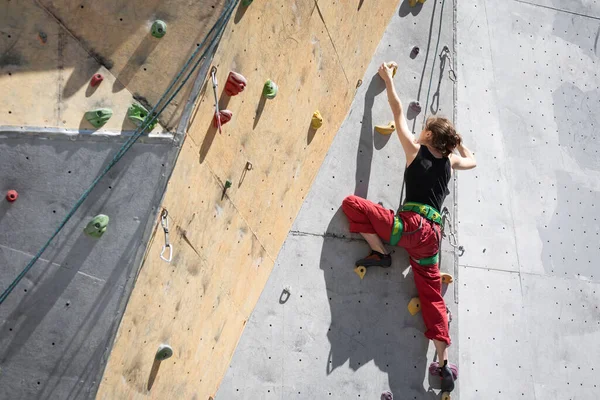 Bouldern Mädchen Klettern Die Wand Hinauf — Stockfoto