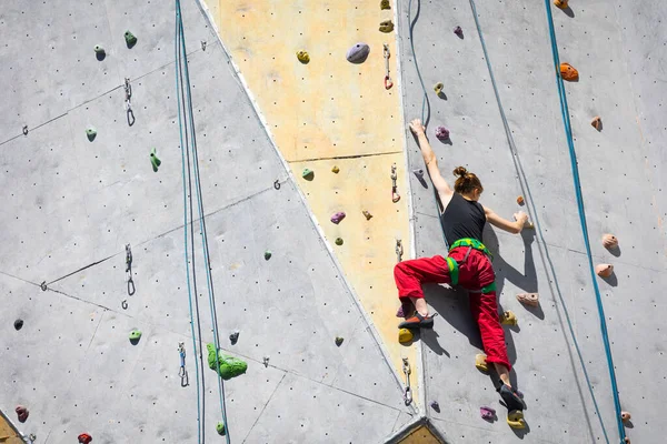 Bouldering 여자는 월마트를 — 스톡 사진