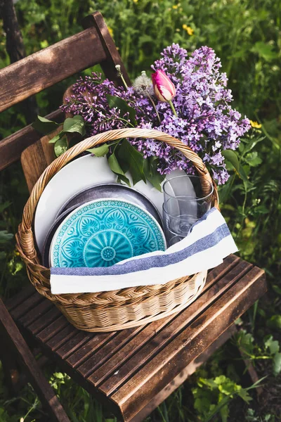 Picnic Basket Dishes Bouquet Flower — Foto Stock