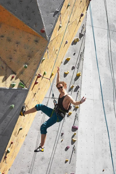 Bouldering Man Climbing Wal — ストック写真