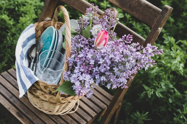 Picnic Basket Dishes Bouquet Flower — Photo