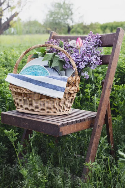 Picnic Basket Dishes Bouquet Flower — Fotografia de Stock