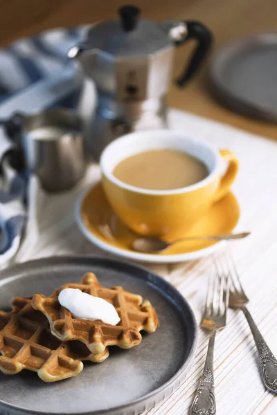 Ранковий Сніданок Бельгійськими Вафлями Кавою — стокове фото