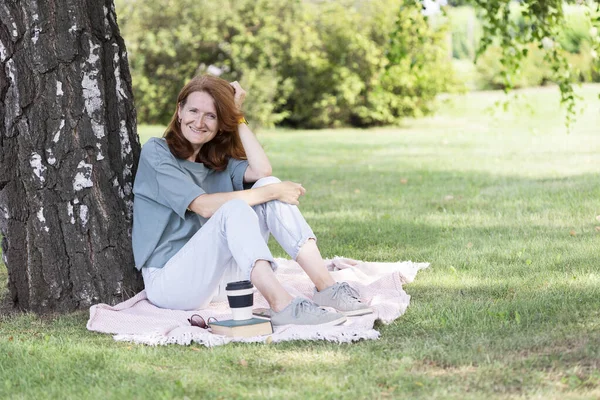 Girl Sits Lawn Looking Camer — Stock fotografie