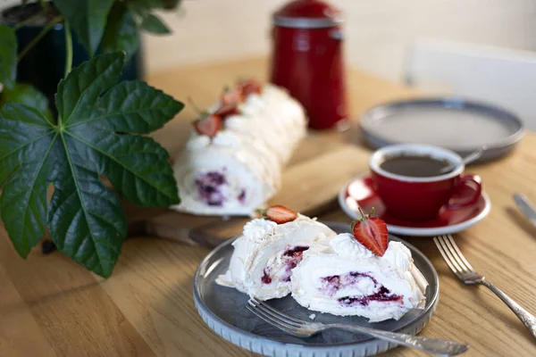 Meringue Roll Strawberries Beautiful Summer Dessert Breakfas — Stockfoto