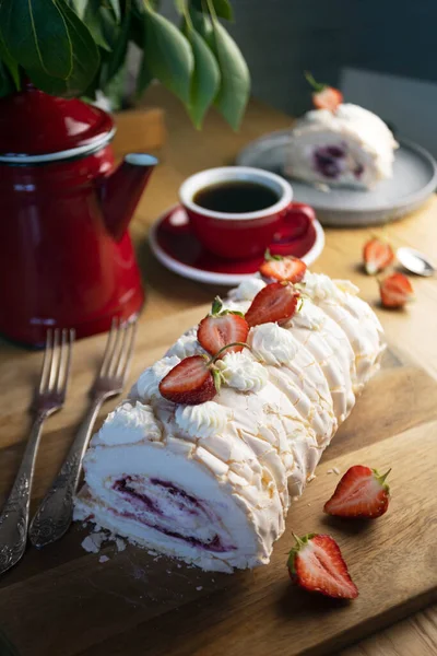 Meringue Roll Strawberries Beautiful Summer Dessert Breakfas — Stockfoto