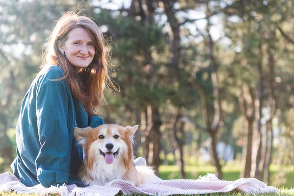 Beautiful Corgi Dog Girl Lawn Par — Stock Photo, Image