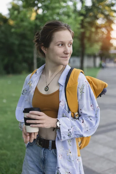 Urban Lifestyle Girl Coffee Backpack City Stree — Zdjęcie stockowe