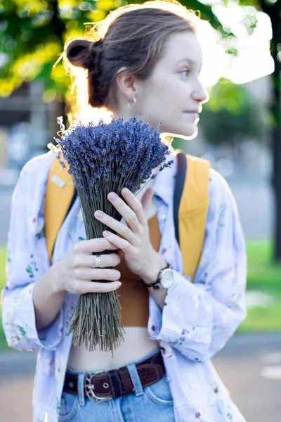 Girl Holding Bouquet Lavende — Stockfoto