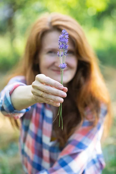 Girl Holding Bouquet Lavende — Foto Stock