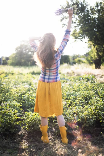 Glückliches Mädchen Mit Einem Lavendelstrauß Auf Dem Hintergrund Des Gartens — Stockfoto