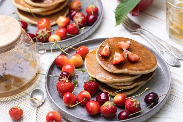 Helles Sommerfrühstück Pfannkuchen Mit Kirschen Und Erdbeeren — Stockfoto