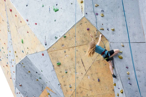 Sport Bouldering Teen Girl Climbing Wal — Fotografia de Stock