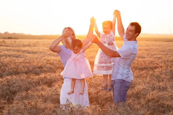 Family Daughters Outdoors Sunset Ligh — 图库照片