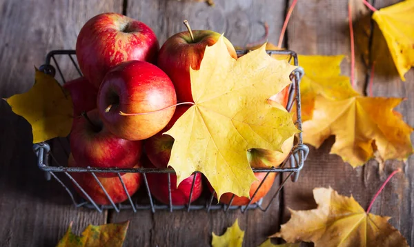 Manzanas Una Canasta Sobre Una Mesa Madera — Foto de Stock