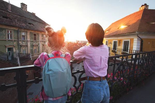 Две Девочки Сестры Ходить Старому Городу Сибиу Цыгане — стоковое фото