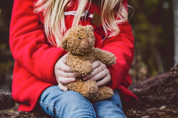 Little Girl Holding Teddy Bea — Zdjęcie stockowe