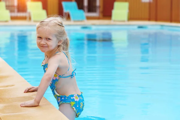 Niña Pequeña Cerca Caca Natación Aire Libre — Foto de Stock