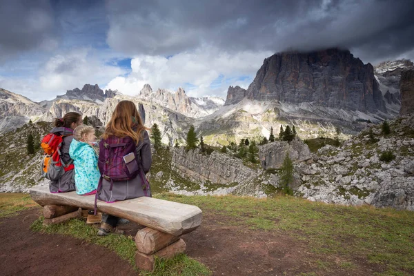 Család Anya Két Nővér Lányok Túrázók Hegyek Dolomitok Olaszország Cinque — Stock Fotó