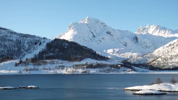 Winter Norwegian Panorama Houses Sea Shore Beautiful Snowed Mountains Distance — 비디오