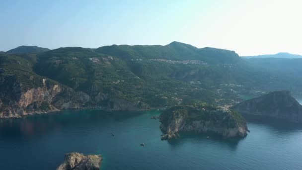 Bastante Tranquilo Amanecer Sobre Bahía Paleokastritsa Con Cielo Despejado Calma — Vídeo de stock