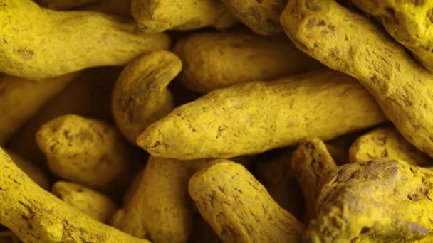 Top View Close Turmeric Curcuma Yellow Dried Roots Rotating Background — Vídeos de Stock