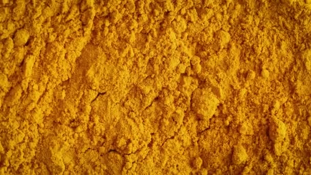Top View Close Turmeric Curcuma Yellow Dried Roots Powder Rotating — Stockvideo
