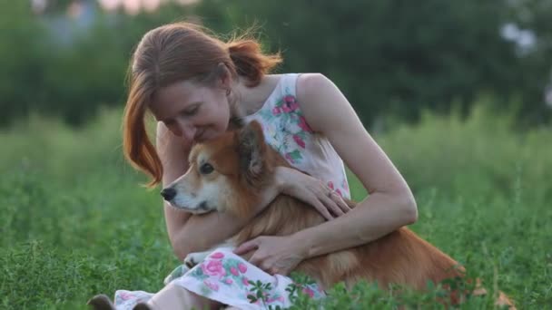 Uśmiechnięta Młoda Kobieta Siedząca Swoim Corgi Dogiem Polu Wieczornym — Wideo stockowe