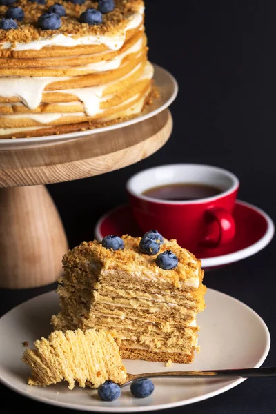 Honigkuchen Auf Schwarzem Hintergrund Mit Blaubeeren — Stockfoto
