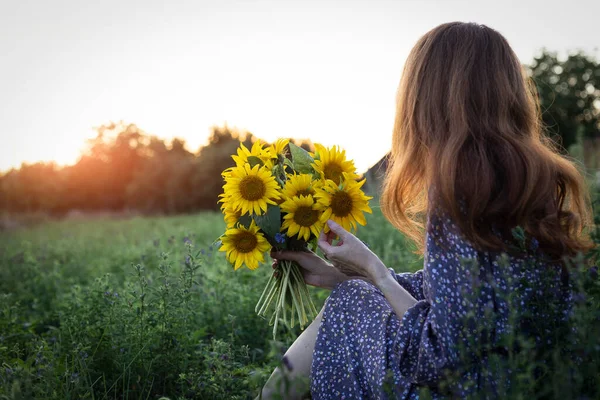 Girl Holding Huge Bouquet Sunflowers Hands Sunset Ligh — Stock Photo, Image