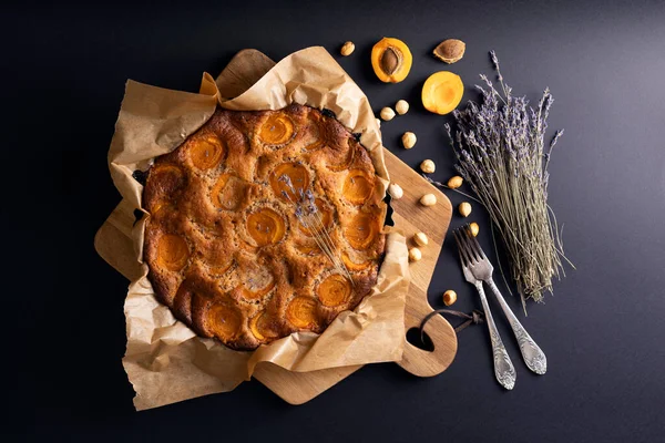 견과류 라벤더가 아름답고 맛있는 케이크 — 스톡 사진