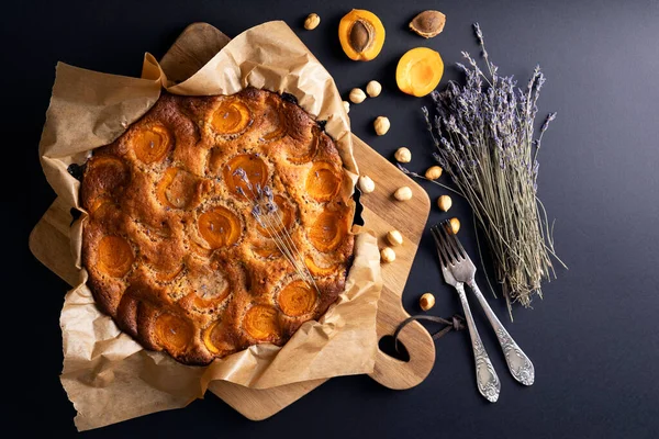 견과류 라벤더가 아름답고 맛있는 케이크 — 스톡 사진