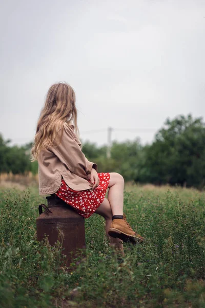 Estética Rural Menina Sentado Velho Leite — Fotografia de Stock