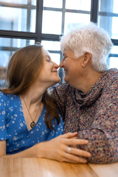 Porträtt Lycklig Mormor Och Mordotter — Stockfoto