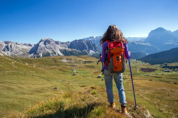 Chica Excursionista Las Montañas Dolomitas Vistas Del Valle Italia Seced — Foto de Stock