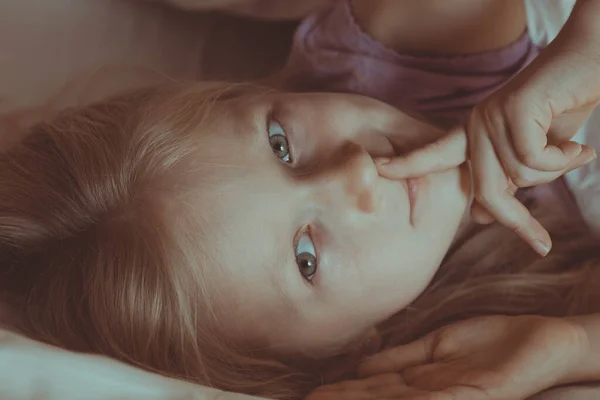 Μικρό Κορίτσι Ξαπλωμένο — Φωτογραφία Αρχείου