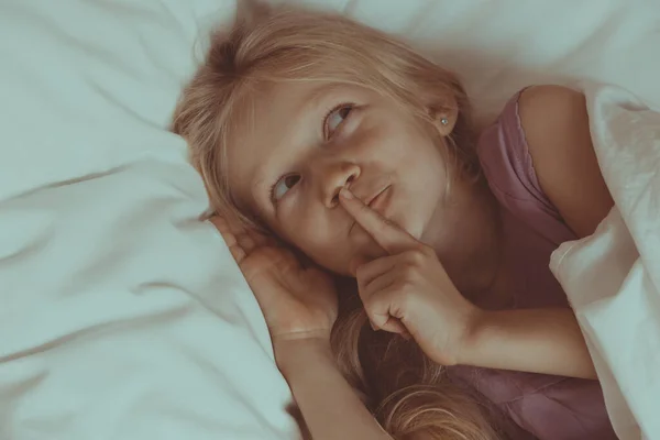 Kleines Mädchen Das Bett Liegt — Stockfoto