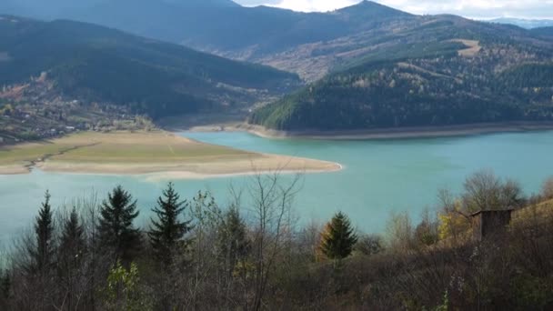 罗马尼亚比卡兹山湖秋季全景 — 图库视频影像