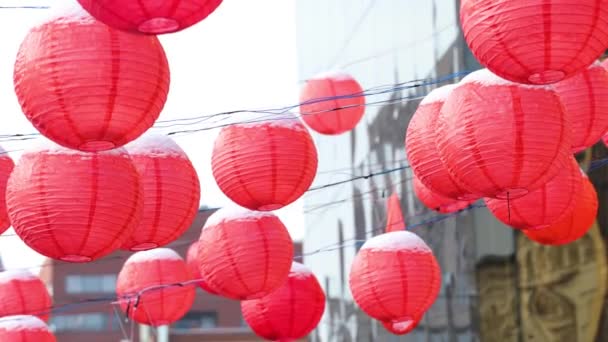 Παραδοσιακά Κόκκινα Κινέζικα Φανάρια Που Καλύπτονται Χιόνι Έναν Αέρα Εξωτερικούς — Αρχείο Βίντεο
