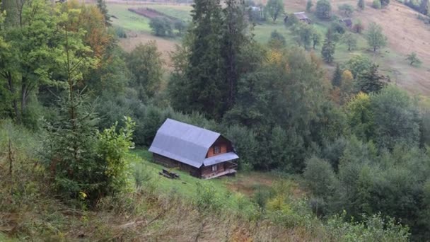 Mglisty Górski Krajobraz Wczesnej Jesieni Wzgórza Łąkami Pastwiska Wiejskie Domy — Wideo stockowe
