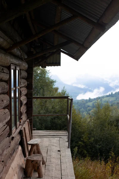 Ξύλινο Παραδοσιακό Σπίτι Φόντο Ένα Ορεινό Τοπίο Ουκρανικά Καρπάθια — Φωτογραφία Αρχείου