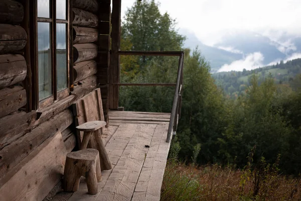 Drewniany Tradycyjny Dom Tle Górskiego Krajobrazu Ukraiński Karpaty — Zdjęcie stockowe