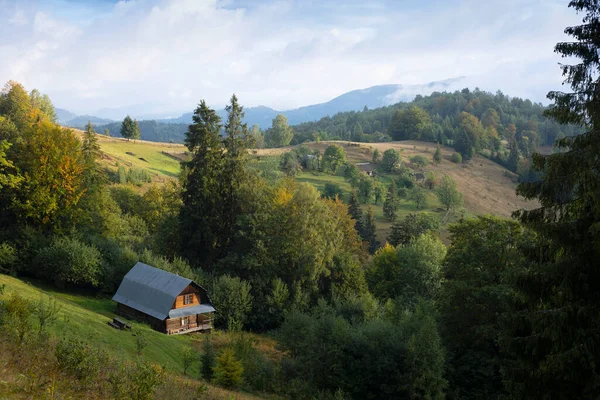 Drewniany Tradycyjny Dom Tle Górskiego Krajobrazu Ukraiński Karpaty — Zdjęcie stockowe