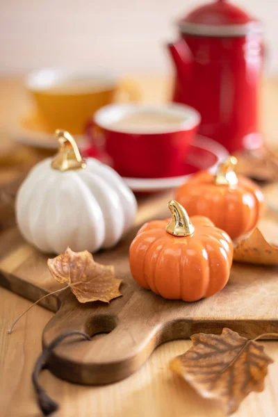 Schöner Herbsthintergrund Mit Kürbissen Und Einer Tasse Kaffee — Stockfoto