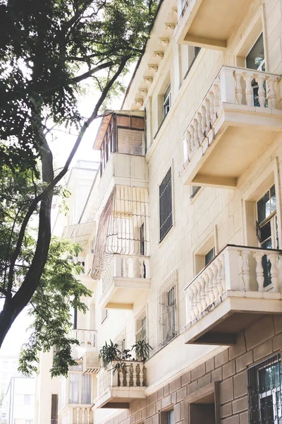 Fassade Des Hauses Hintergrund Vom Schönen Balkon — Stockfoto