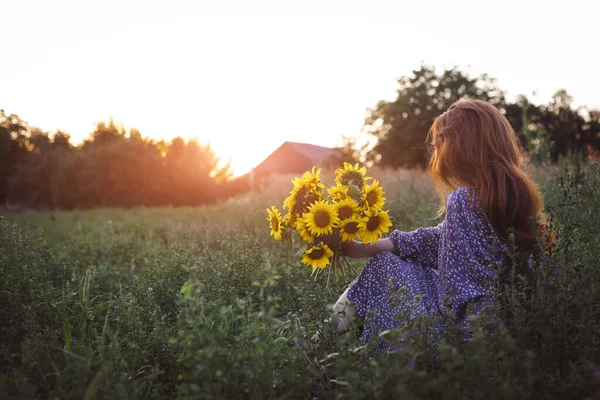 Dívka Drží Obrovskou Kytici Slunečnic Rukou Západu Slunce Ligh — Stock fotografie