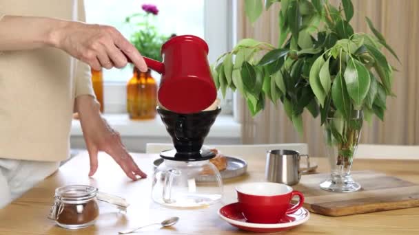 Mädchen Bereitet Den Filterkaffee Alternativ Hand Drip Gebräu Der Privaten — Stockvideo