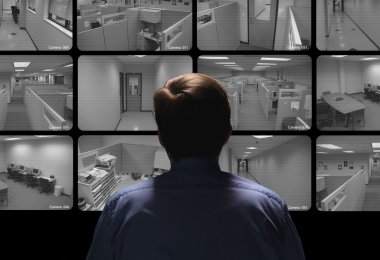 Güvenlik görevlisi birkaç secur izleyerek gözetim iletken