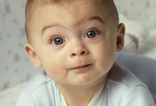 Bebê com olhos largos olhando diretamente para a câmera — Fotografia de Stock