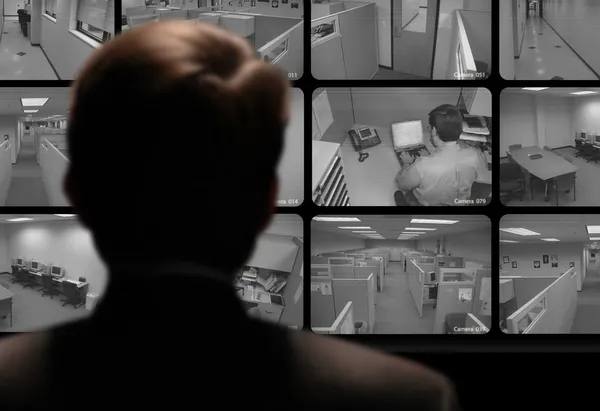bir çalışan iş bir kapalı devre video monitör izliyor man